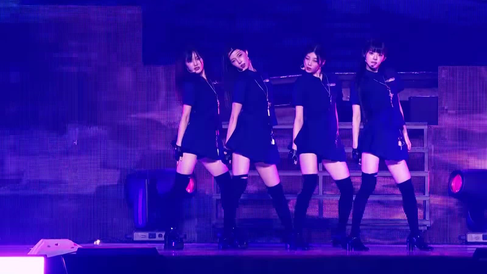 ILLIT membawakan You're Under Arrest di panggung PRESS START ENCORE in KOREA