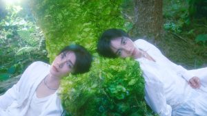 Jeonghan dan Joshua SEVENTEEN dalam foto konsep DREAMSCAPE
