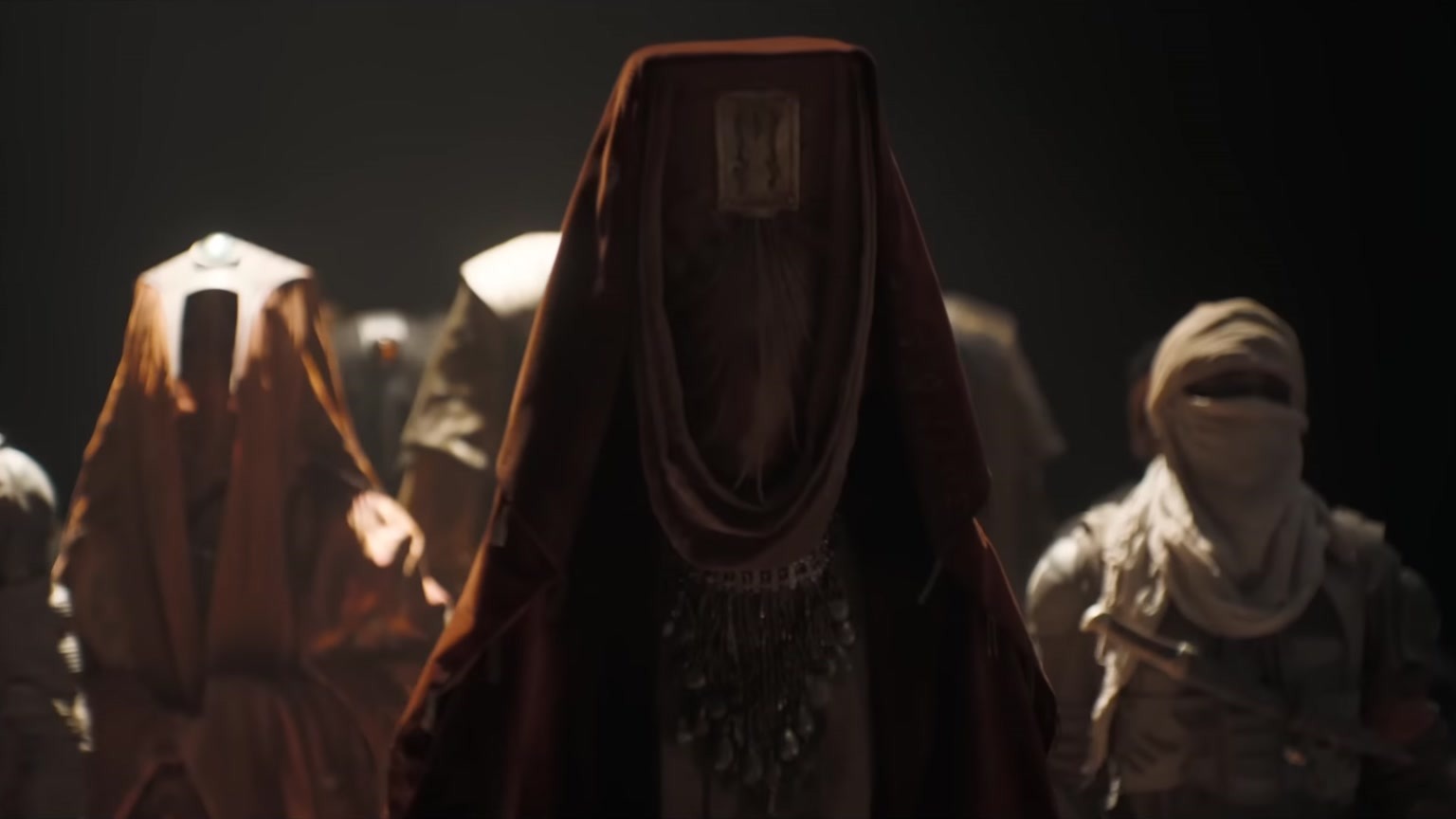 Lady Jessica & Alia Atreides di Saga Dune: Ibu, Bene Gesserit, Warisan 4 Lady Jessica sebagai Reverend Mother Fremen dengan jubah upacara di Dune Part Two