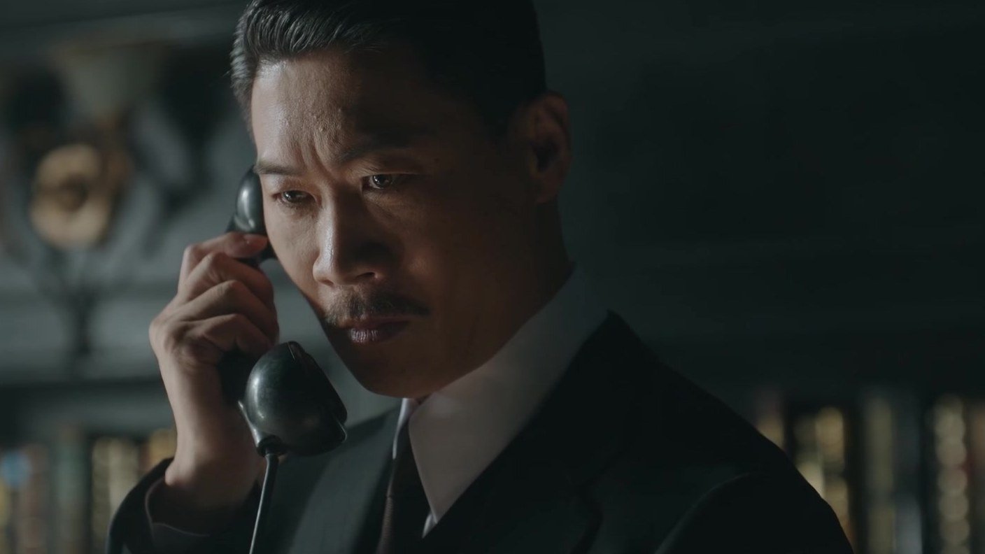 Siapa Sato Hideo di 100 Days of Deception? Profil Karakter Park Jin-young 4 Jin Sun-kyu sebagai Sato Shinichi menelepon di ruang kerjanya dalam 100 Days of Deception