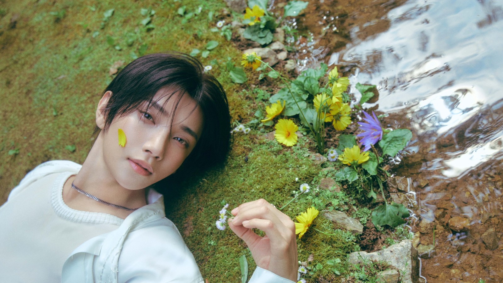 Joshua SEVENTEEN dalam foto konsep Daydreamers DREAMSCAPE