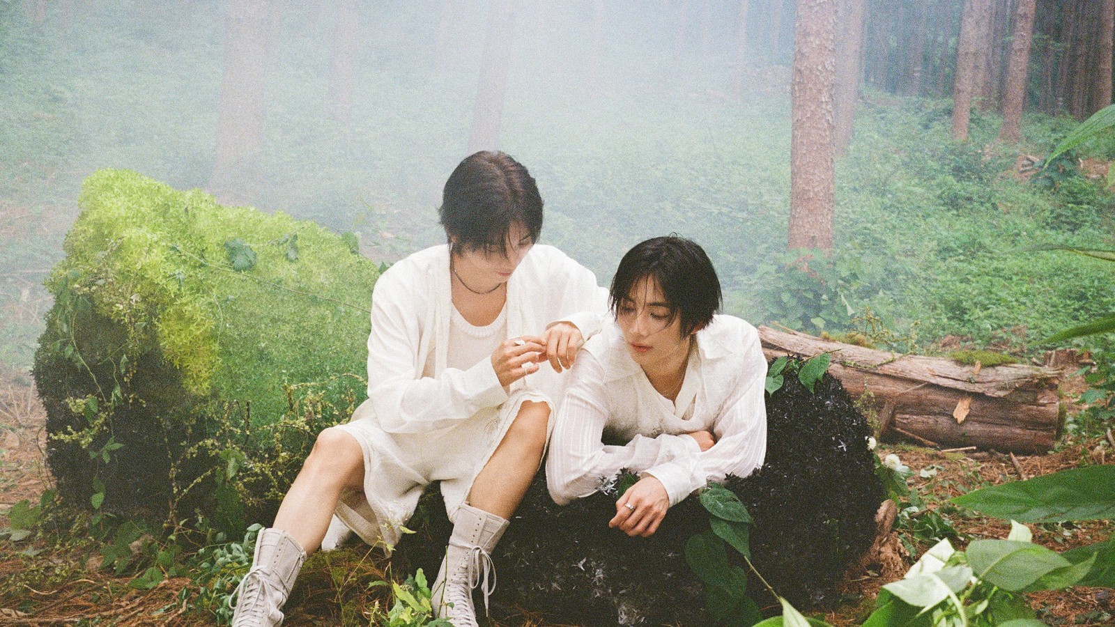 Jeonghan dan Joshua dalam behind film photo DREAMSCAPE