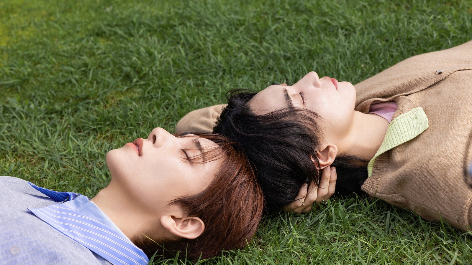 Jeonghan dan Joshua dalam photo sketch DREAMSCAPE : BETWEEN TWELVES