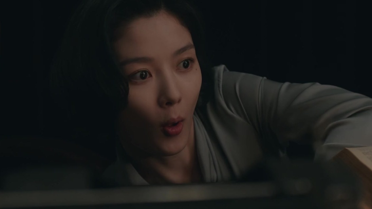 Siapa Sato Hideo di 100 Days of Deception? Profil Karakter Park Jin-young 3 Kim You-jung sebagai Lee Ga-kyung dengan ekspresi terkejut di 100 Days of Deception