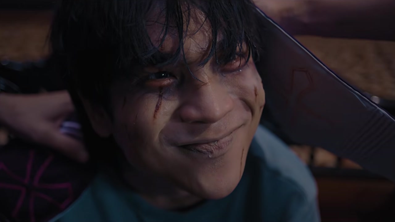 Daniel yang diperankan Venly Arauna menyeringai dengan wajah penuh luka saat kerasukan dalam final trailer Kuasa Gelap: Perjanjian Darah