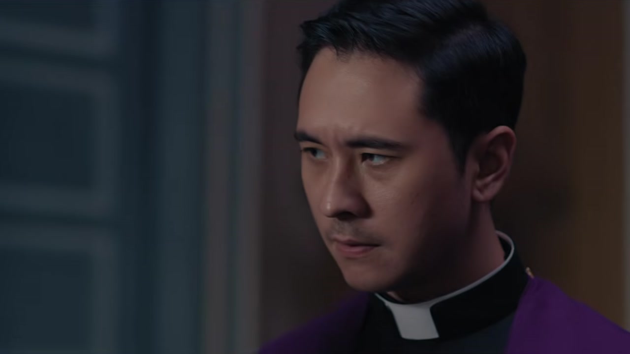 Jerome Kurnia sebagai Romo Thomas berkerah romo dan berstola ungu dalam final trailer Kuasa Gelap: Perjanjian Darah
