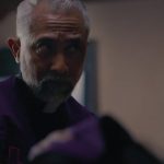 Romo senior berambut putih dan berstola ungu dalam final trailer Kuasa Gelap: Perjanjian Darah