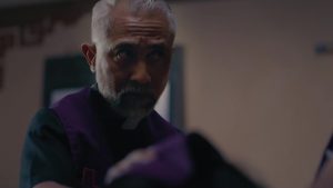 Romo senior berambut putih dan berstola ungu dalam final trailer Kuasa Gelap: Perjanjian Darah