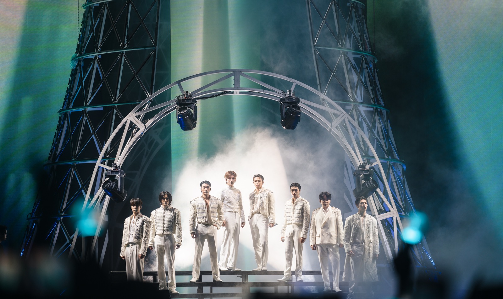 Grup K-pop ATEEZ tampil di panggung konser