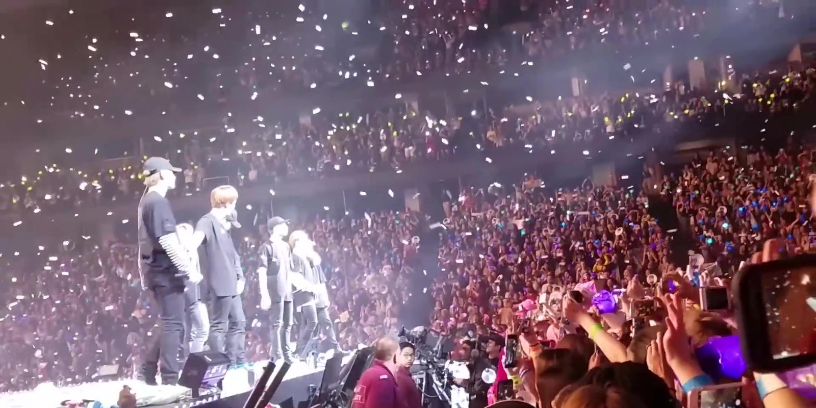 Finale konser K-pop dengan confetti dan penonton