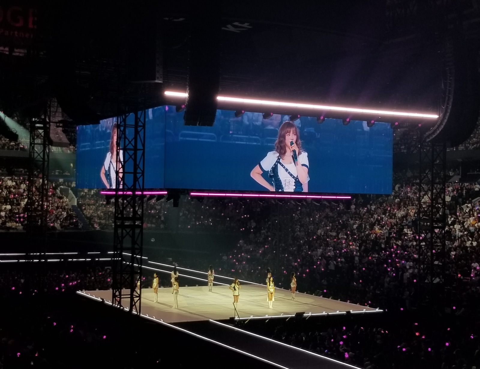 Suasana konser K-pop di arena dengan layar LED
