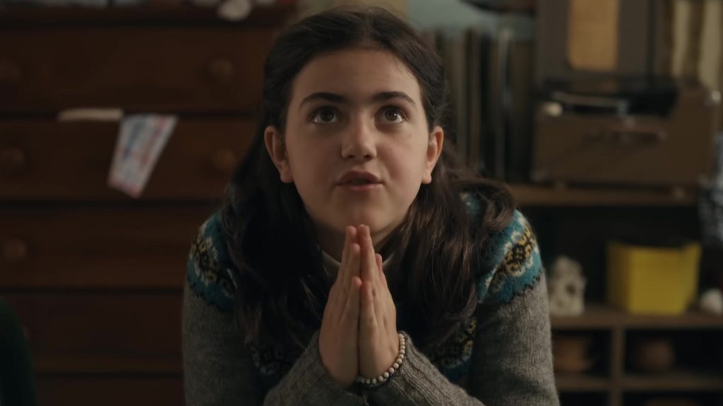 Abby Ryder Fortson sebagai Margaret berdoa dalam trailer Are You There God? It's Me, Margaret