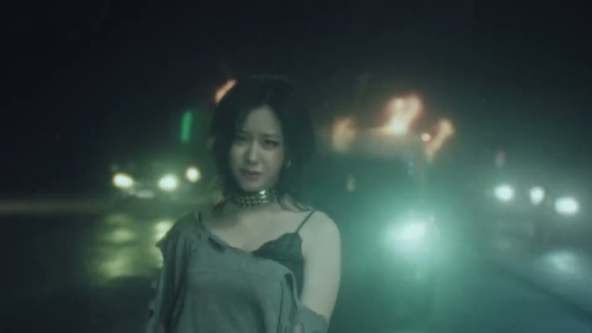 Member BABYMONSTER berdiri di jalan basah malam hari dalam MV DESERVE