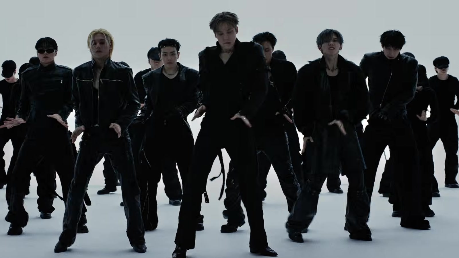 ATEEZ dan penari berbaju hitam dalam formasi koreografi MV Drip