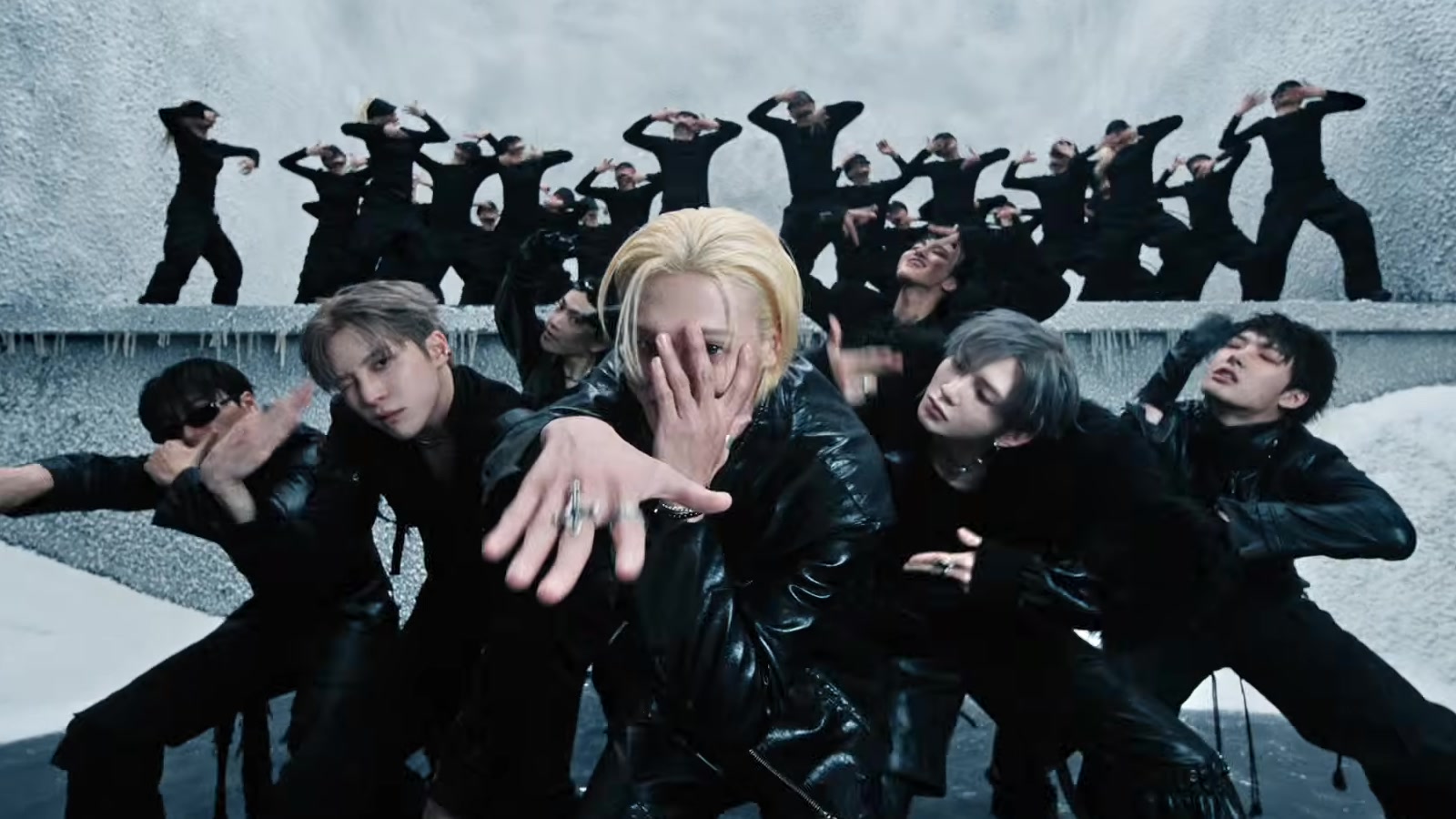 Member ATEEZ membawakan koreografi Drip dengan penari latar di atas atap bersalju