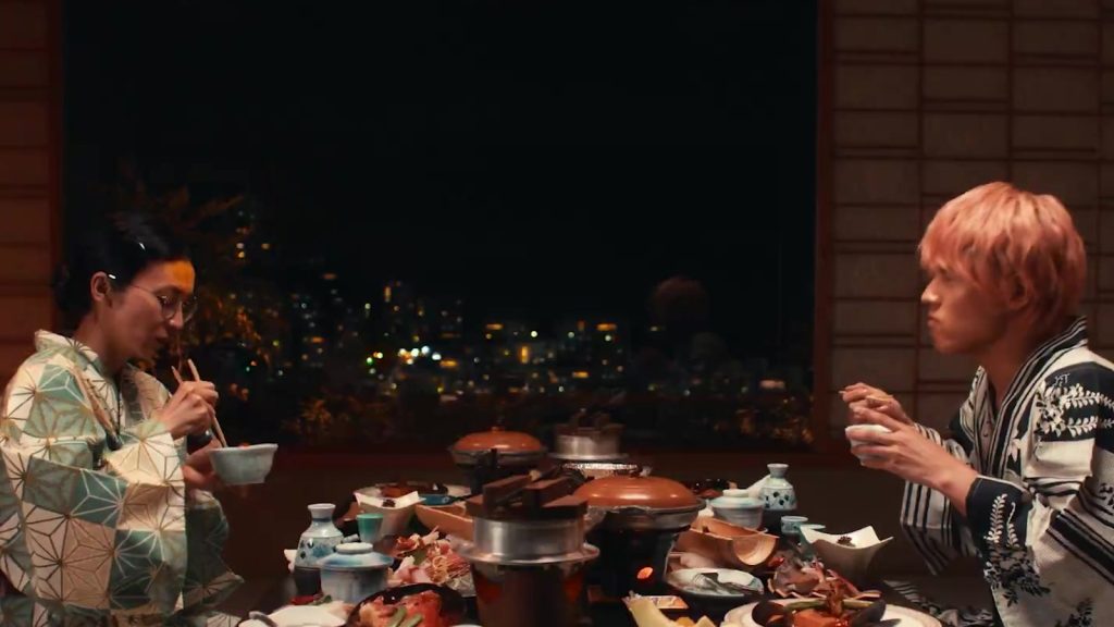 Ko Shibasaki dan Eiji Akaso makan malam di meja penuh hidangan dalam trailer One Year to Live, Buy a Man