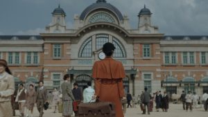 Adegan depan stasiun Gyeongseong di 100 Days of Deception