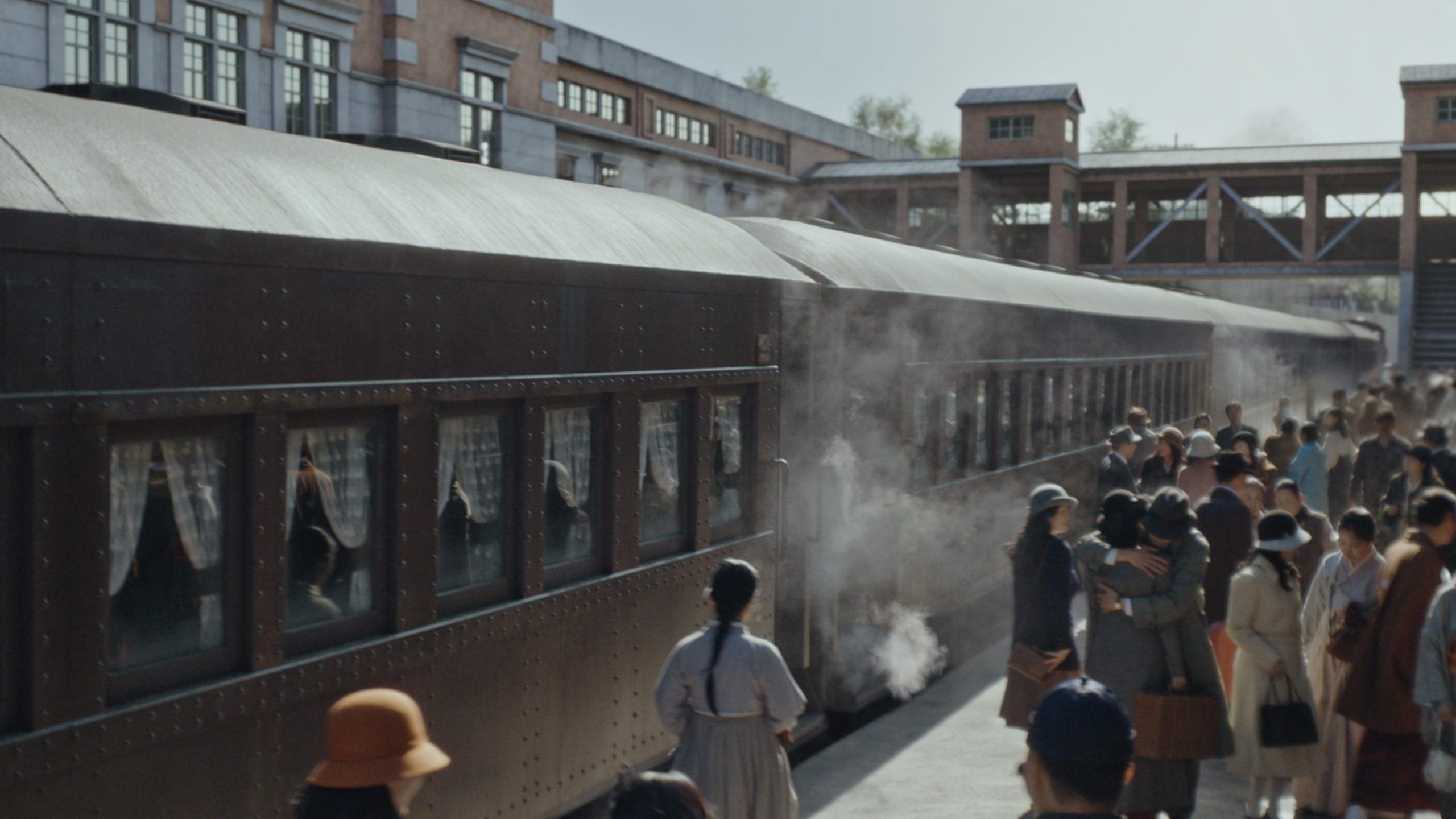 Adegan stasiun kereta di 100 Days of Deception