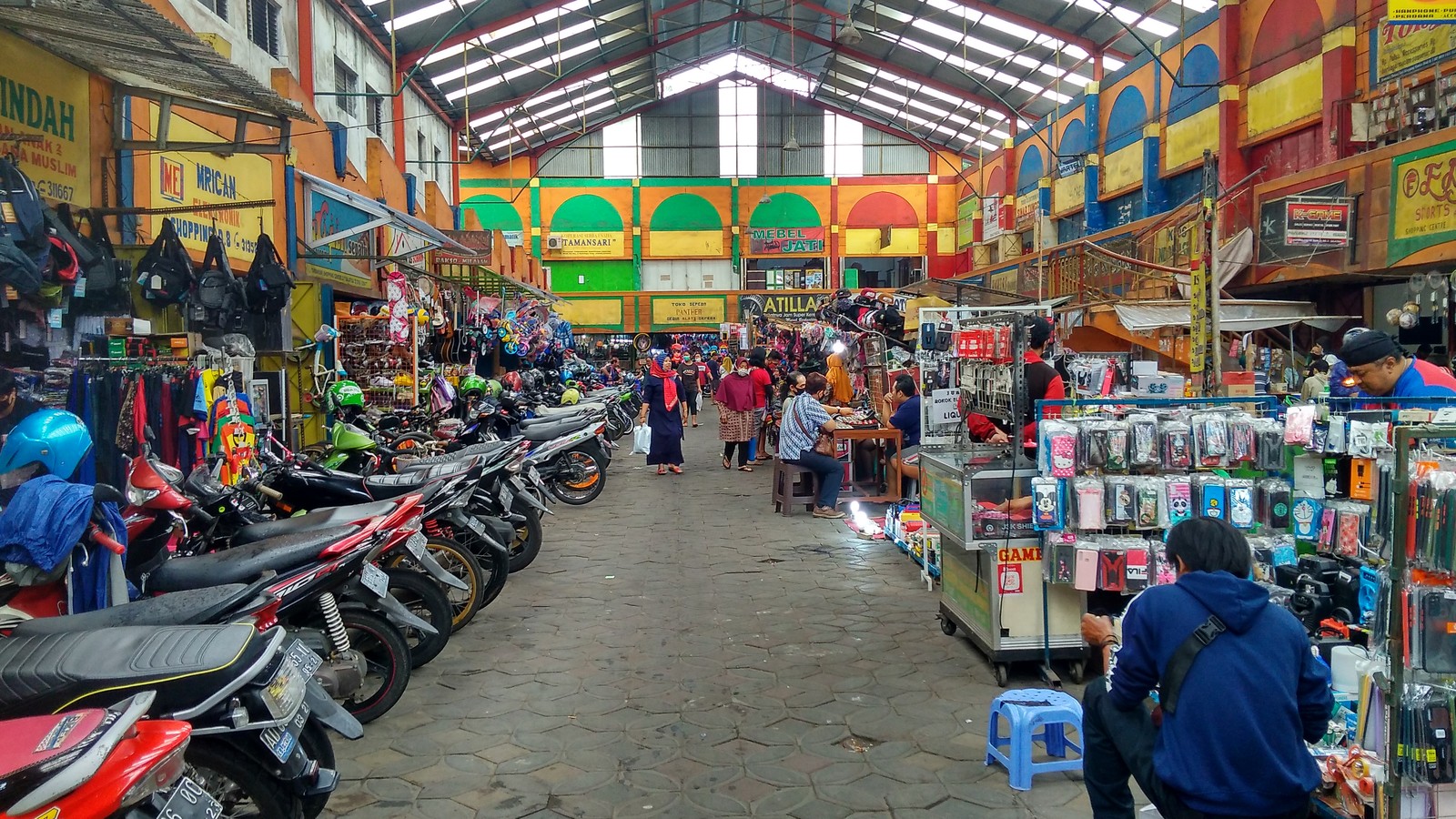 Lorong pasar loak dengan kios barang bekas di Salatiga