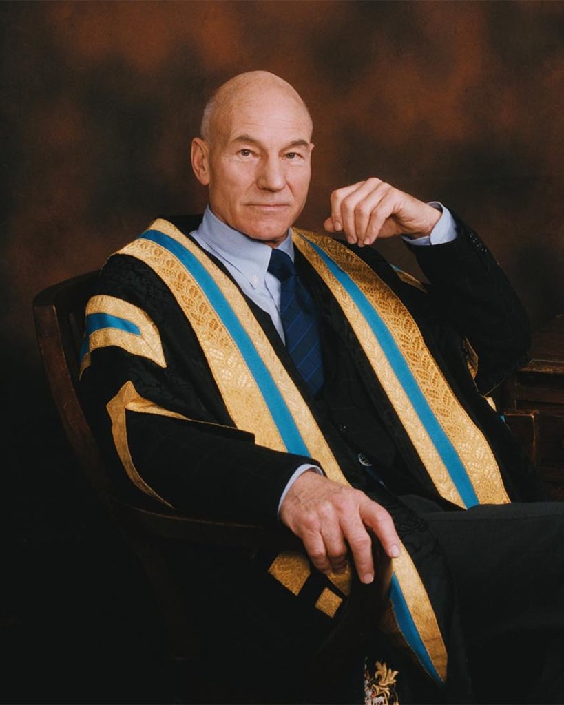 Patrick Stewart Meninggal Dunia: Penyebab, Profil, dan Peran Ikoniknya 3 Patrick Stewart mengenakan jubah kanselir