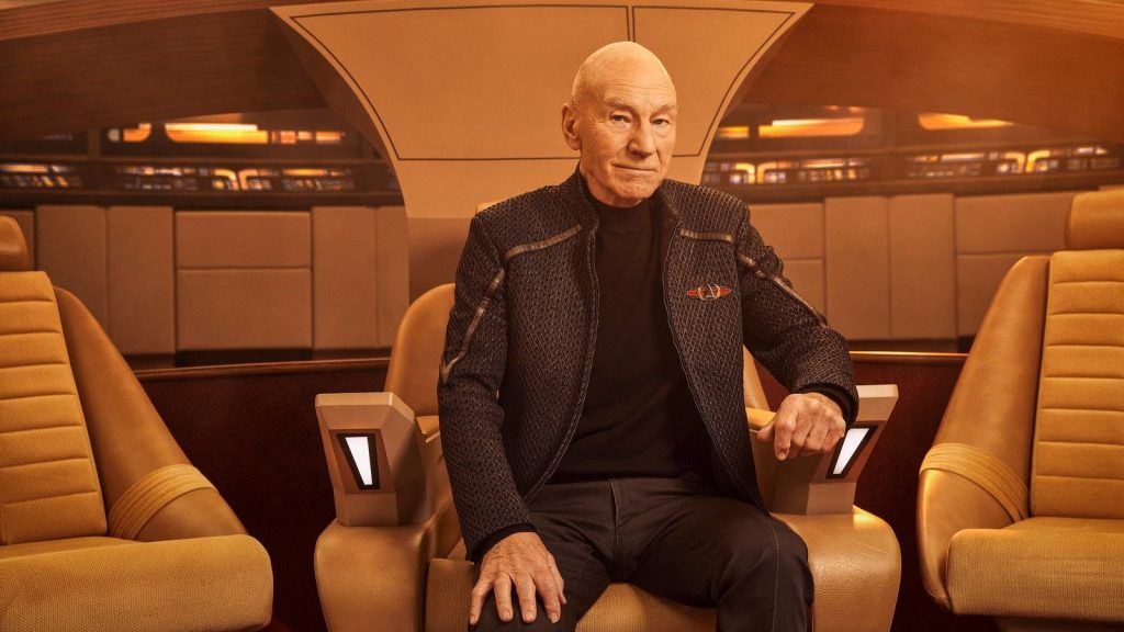Patrick Stewart Meninggal Dunia: Penyebab, Profil, dan Peran Ikoniknya 4 Patrick Stewart sebagai Jean-Luc Picard duduk di kursi kapten Enterprise