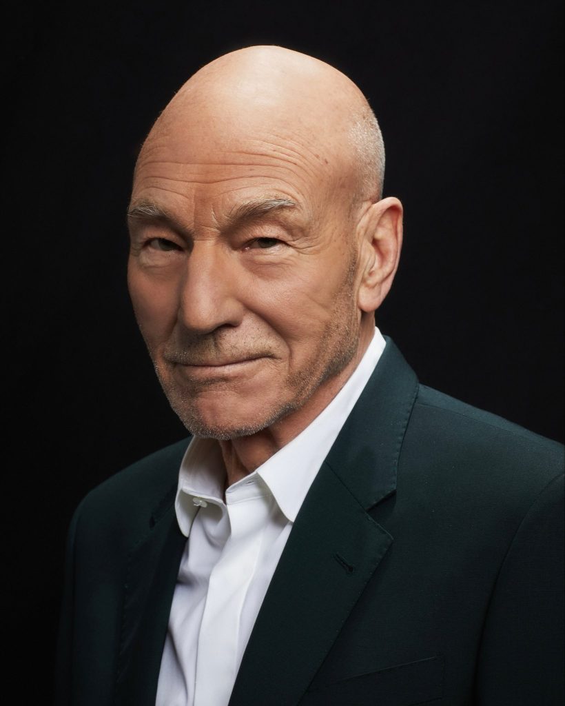 Patrick Stewart Meninggal Dunia: Penyebab, Profil, dan Peran Ikoniknya 2 Potret Patrick Stewart berjas gelap