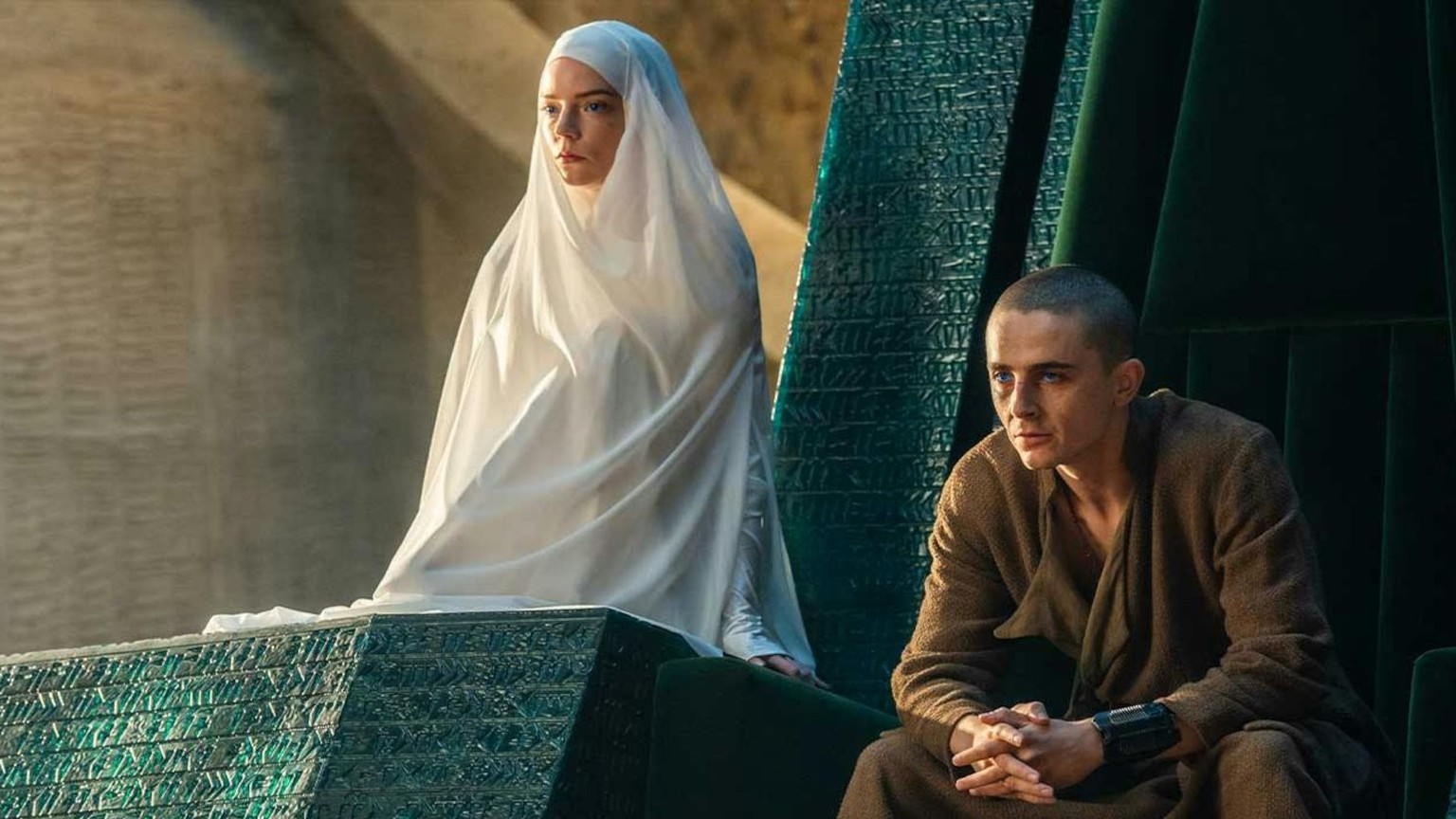 Pemain & Karakter Dune Part Three: Paul, Chani, Alia, Irulan 4 Anya Taylor-Joy sebagai Alia Atreides berdiri di samping Paul (Timothée Chalamet) di singgasana dalam Dune Part Three