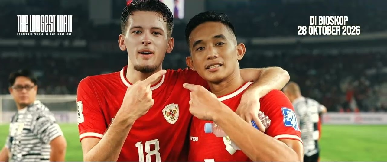 Pemain Timnas Indonesia berangkulan dalam cuplikan The Longest Wait