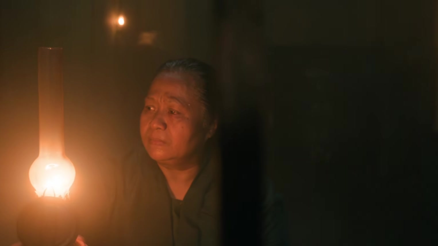 Film Pirunduk: Sinopsis, Pemain, dan Promo Tiket Rp25 Ribu 4 Perempuan tua menatap ke arah kamera di samping pelita dalam trailer Pirunduk