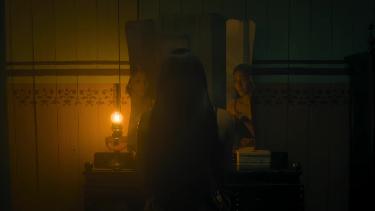 Film Pirunduk: Sinopsis, Pemain, dan Promo Tiket Rp25 Ribu 3 Sosok di ruangan gelap dengan pelita menyala dalam trailer film Pirunduk