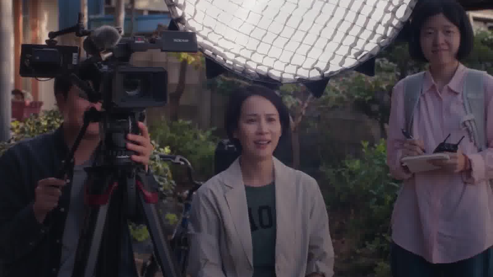 Adegan kru merekam film dokumenter dalam trailer final Possible Love