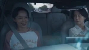 Dua perempuan berbincang di dalam mobil dalam trailer final Possible Love