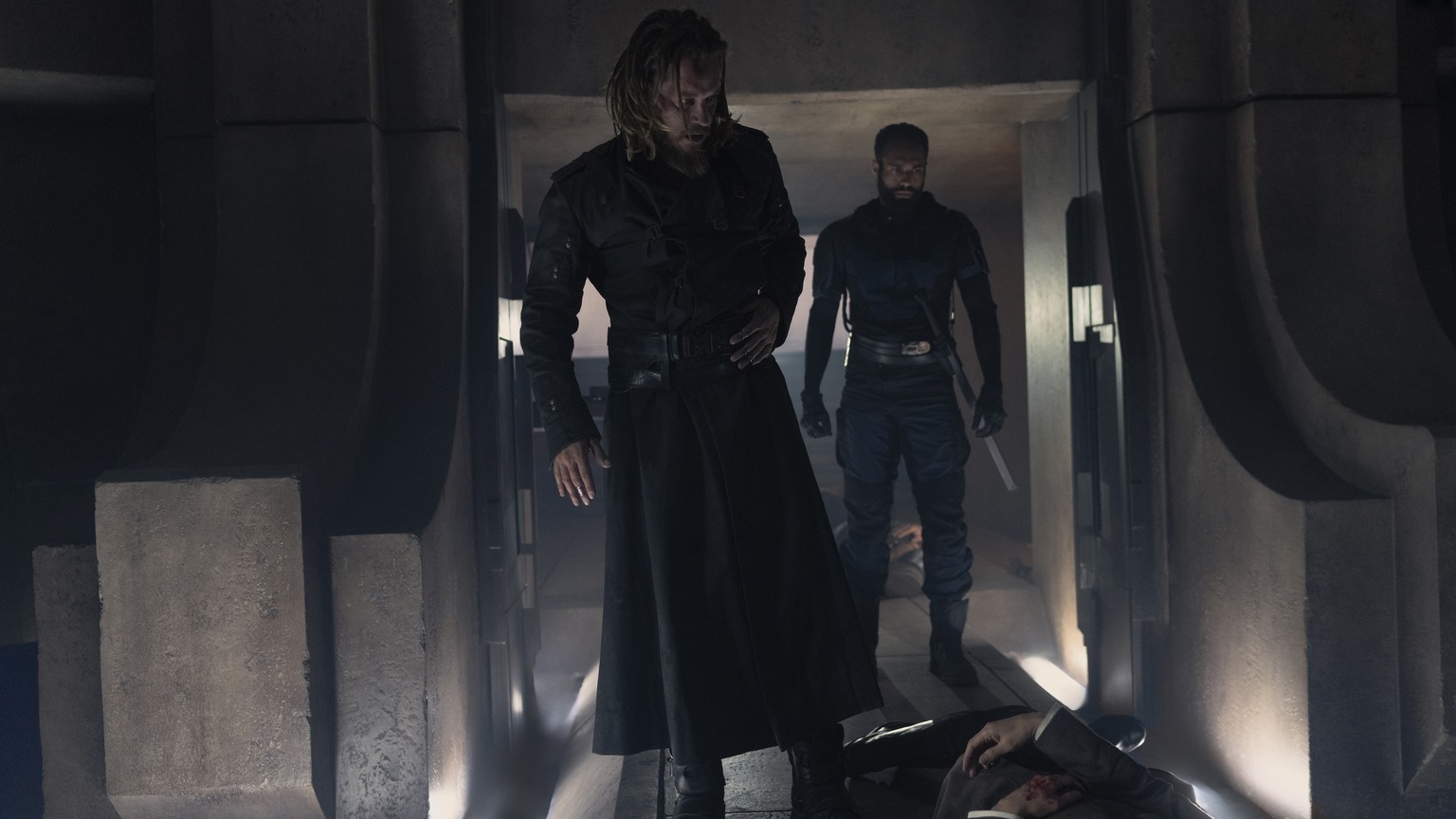 Travis Fimmel sebagai Desmond Hart di koridor Imperium Dune Prophecy