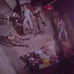 Enam member RIIZE berbaring di kamar, difoto dari atas dalam teaser MV Insomnia