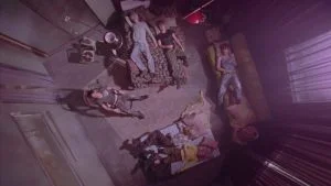 Enam member RIIZE berbaring di kamar, difoto dari atas dalam teaser MV Insomnia