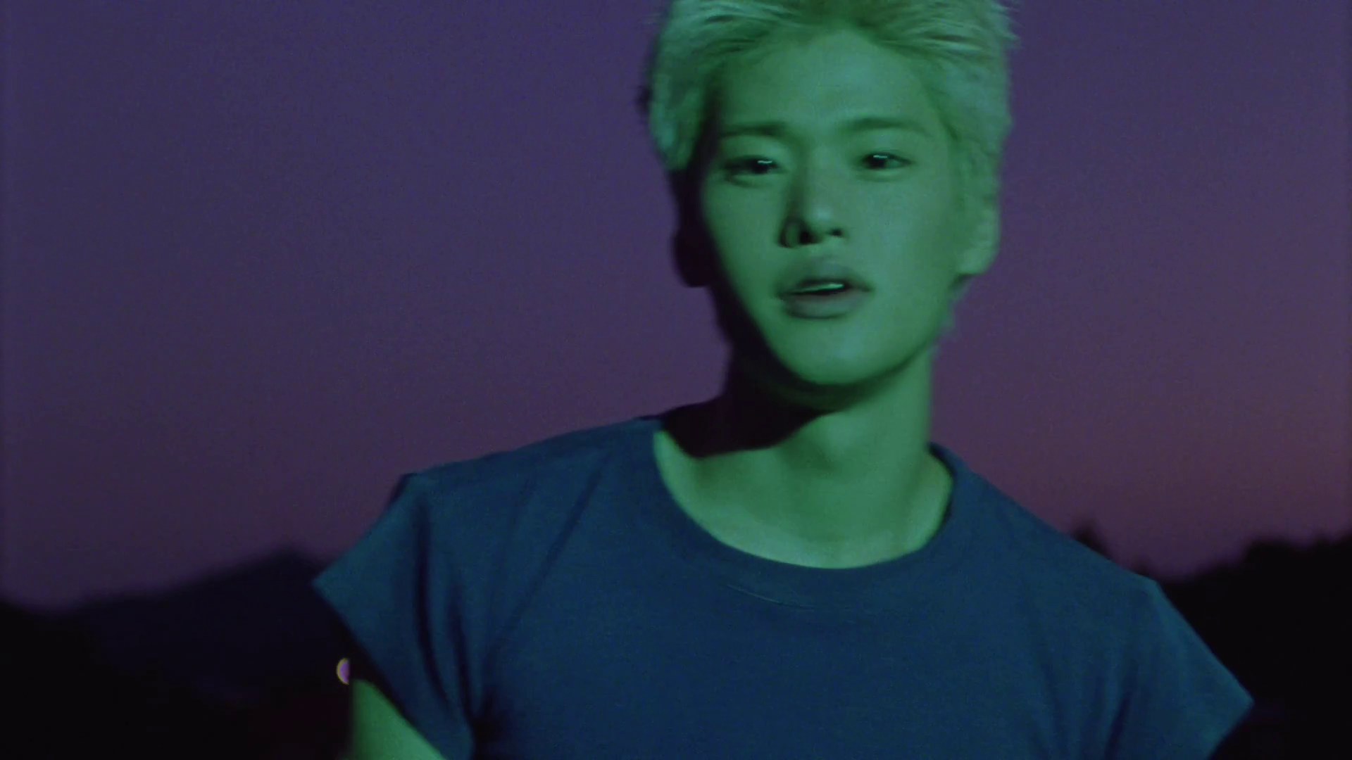 Member RIIZE berkaus biru diterpa cahaya hijau saat senja dalam teaser MV Insomnia