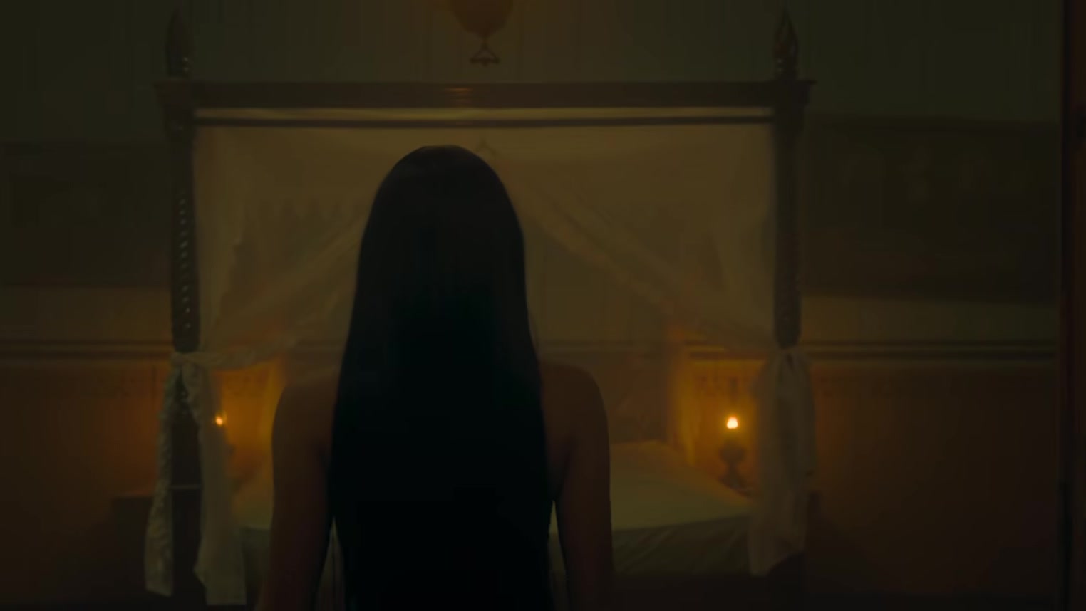 Film Pirunduk: Sinopsis, Pemain, dan Promo Tiket Rp25 Ribu 2 Sosok perempuan berambut panjang berdiri di depan ranjang berkelambu dalam trailer Pirunduk