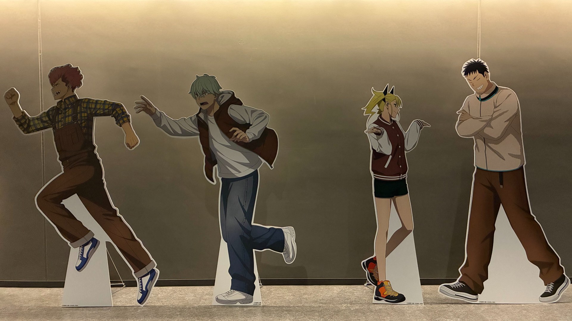 Standee karakter Iharu Furuhashi, Reno Ichikawa, Kikoru Shinomiya, dan Kafka Hibino berbaju kasual di lokasi acara Tachikawa