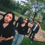 Lima personel band Tailwhip berfoto di taman di Bintaro