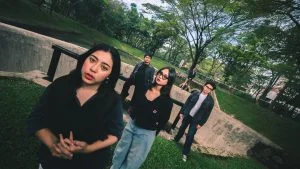 Lima personel band Tailwhip berfoto di taman di Bintaro