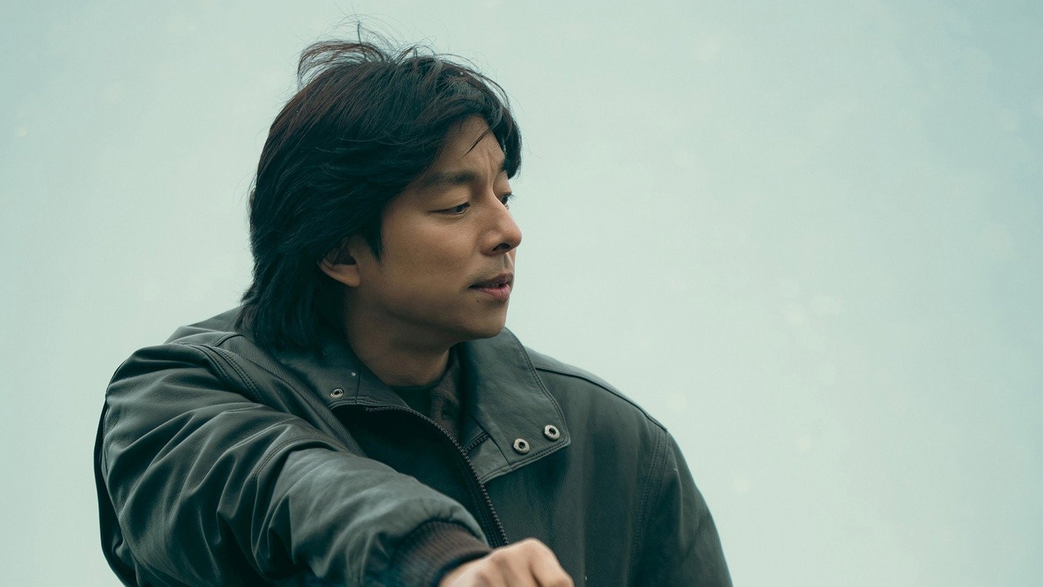 Gong Yoo sebagai Dong-gu mengenakan jaket kulit dalam serial Tantara