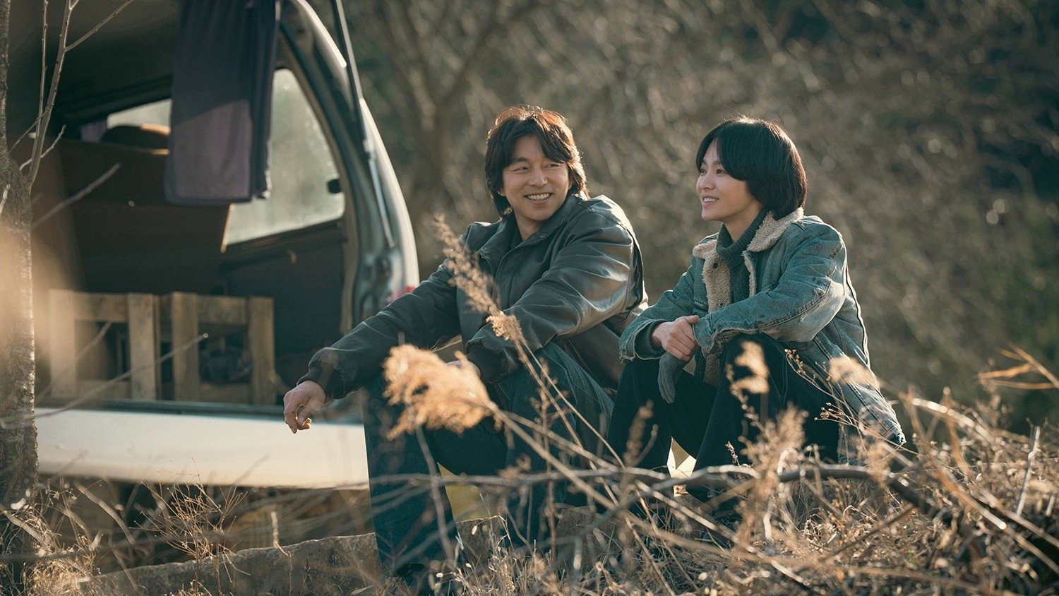 Gong Yoo dan Song Hye-kyo duduk di padang ilalang dalam serial Tantara