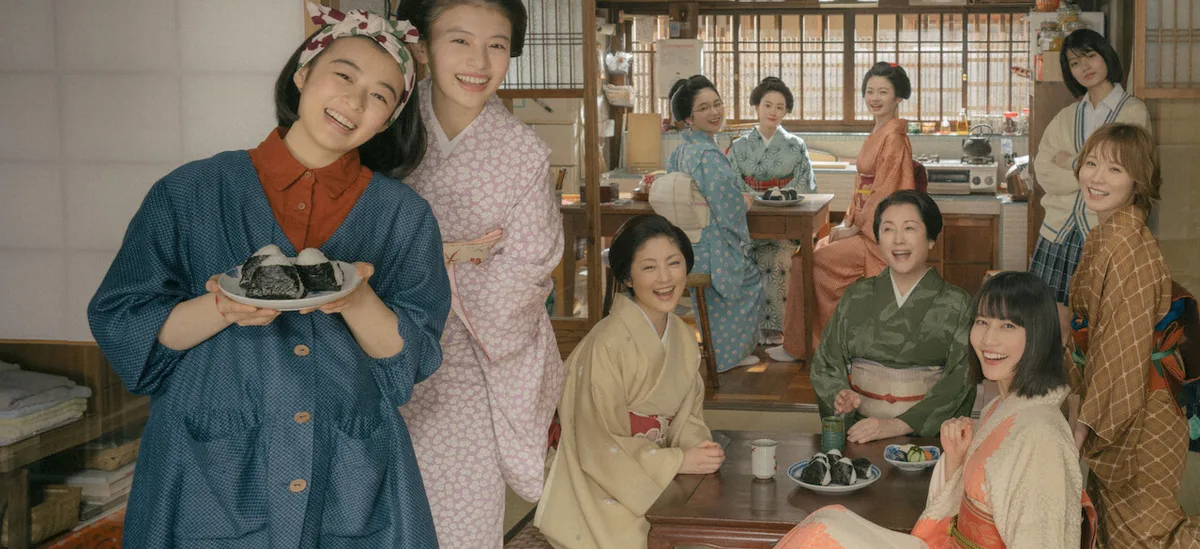 15 Drama Jepang Terbaik Sepanjang Masa, Dikelompokkan per Genre 9 Poster resmi drama The Makanai: Cooking for the Maiko House di Netflix