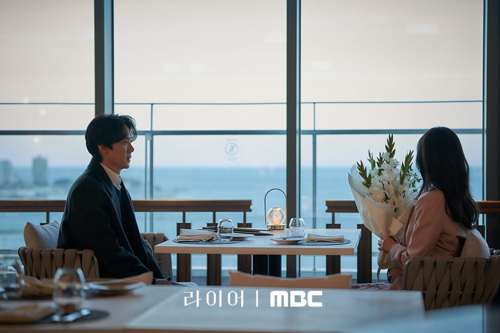 The Perfect Lie: Jadwal Tayang, Sinopsis, dan Pemain Drakor Yoo Yeon-seok–Seo Hyun-jin 3 Jun-ho dan Ji-sun berkencan di restoran tepi laut dalam The Perfect Lie