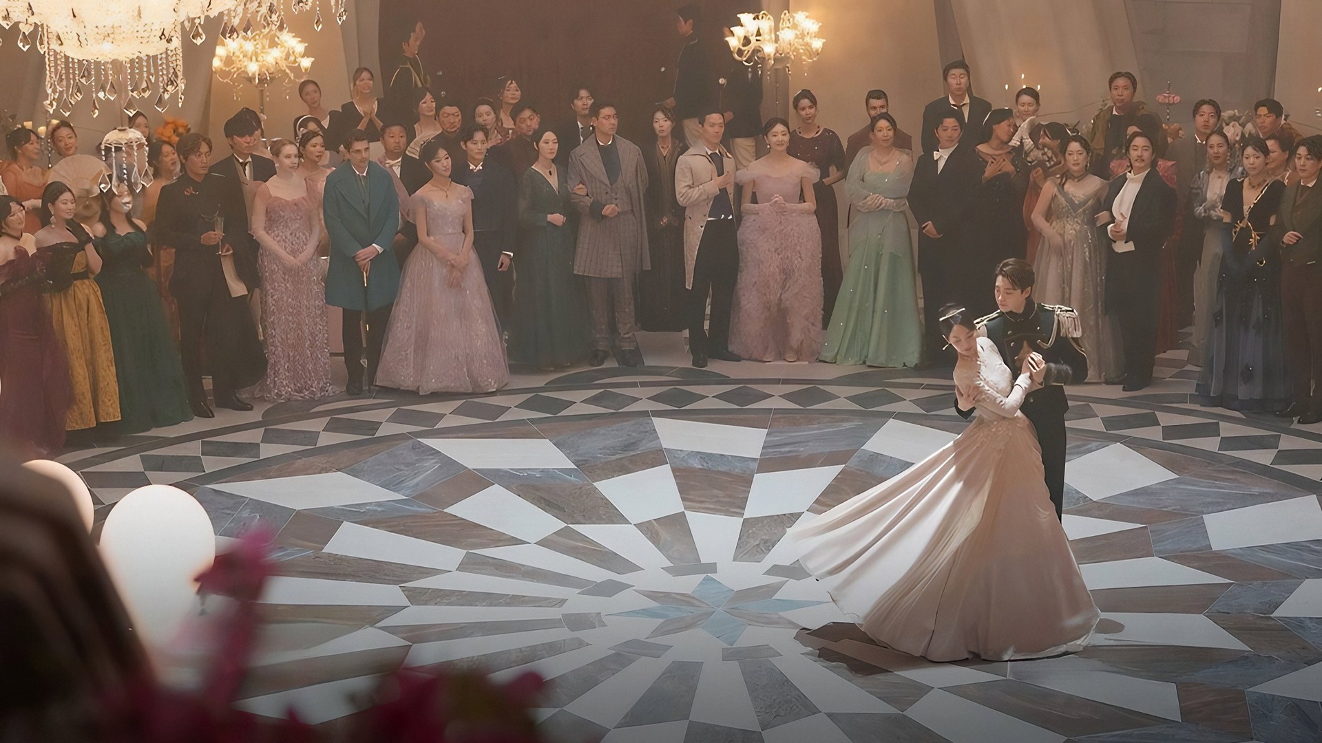 The Remarried Empress Tayang 4 November di Disney+: Jadwal Episode, Pemain, dan Sinopsis 4 Adegan pesta dansa istana di drama The Remarried Empress