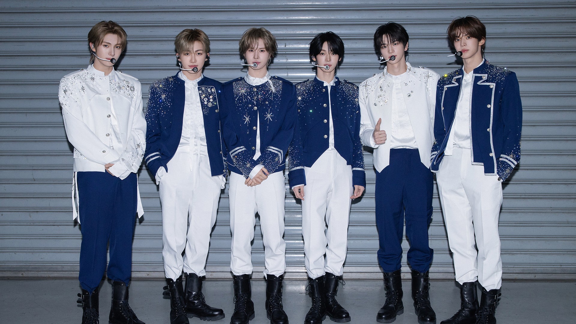 TWS dalam kostum panggung biru-putih menjelang comeback TO US
