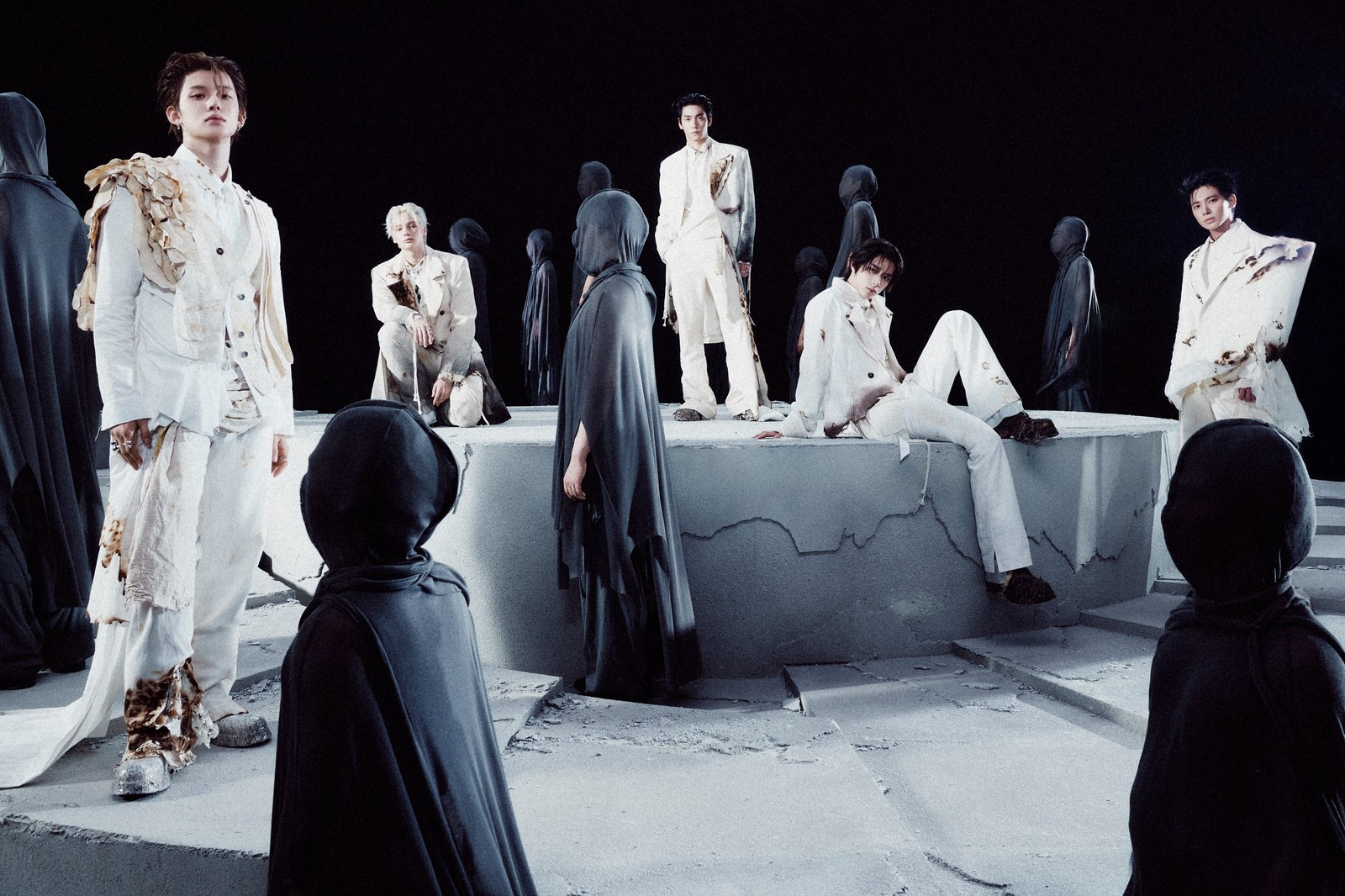 Lima member TXT di set foto konsep PERFECT STORM EYE OF THE STORM