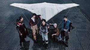 Lima member TXT dalam foto konsep PERFECT STORM versi RIDE THE STORM