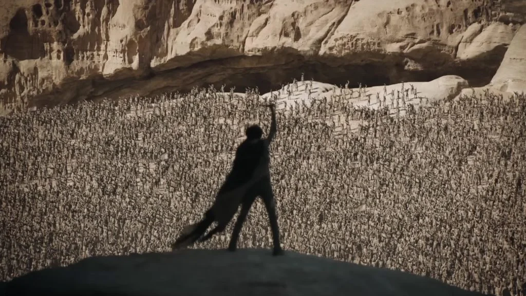 Urutan Nonton Dune Part 1, 2, dan 3 Versi Denis Villeneuve 1 Timothée Chalamet sebagai Paul Atreides menyapa pasukan Fremen dalam Dune Part Two