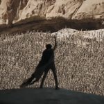 Timothée Chalamet sebagai Paul Atreides menyapa pasukan Fremen dalam Dune Part Two